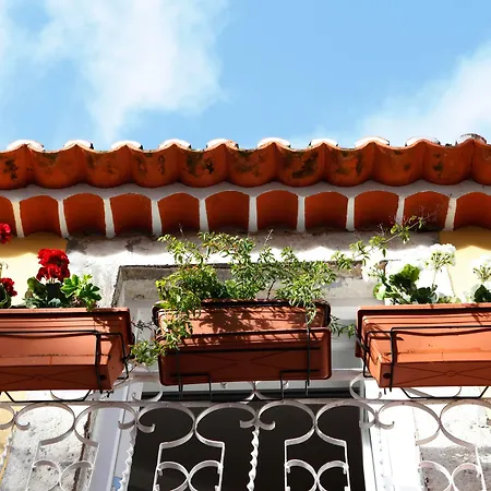 Alfama Yellow House Lisbona
