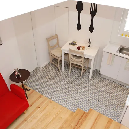 Alfama Yellow House アパート