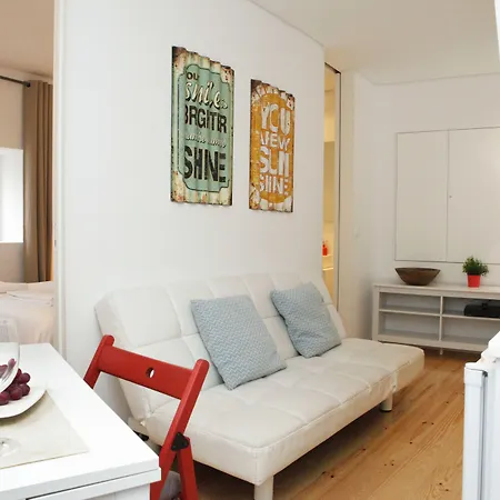 Alfama Yellow House アパート