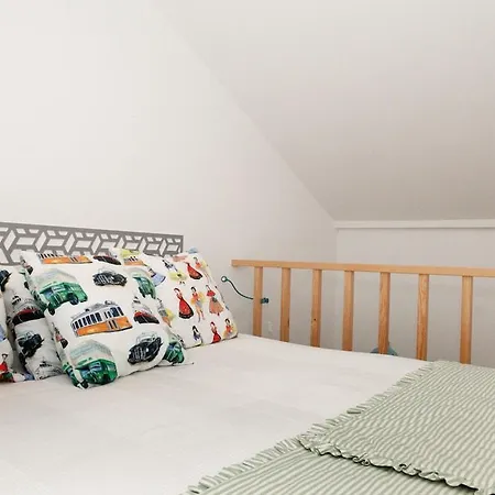 Alfama Yellow House Apartment