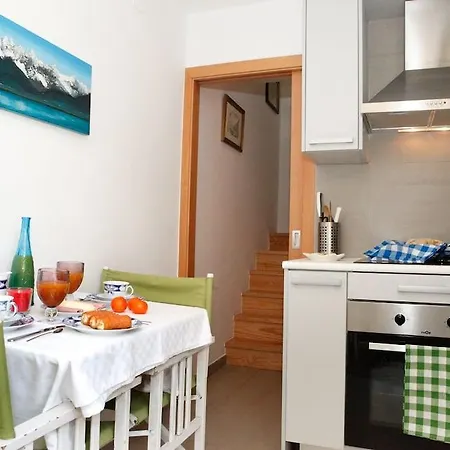 Alfama Yellow House Apartment