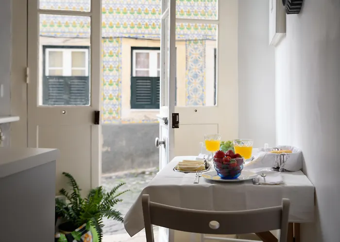 Alfama Yellow House Apartment