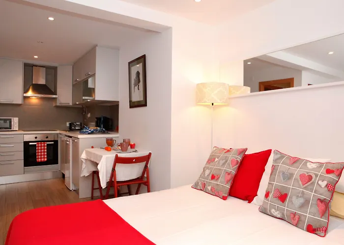 Alfama Yellow House Apartment *