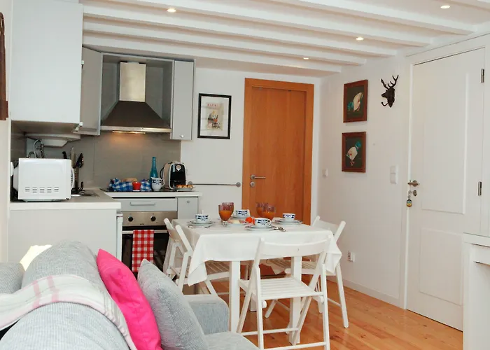 Alfama Yellow House Apartment *