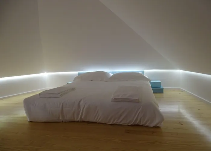 Alfama Yellow House Apartment