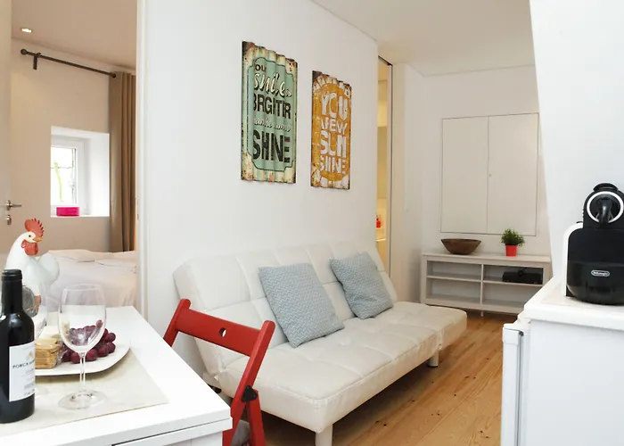 Alfama Yellow House Apartment