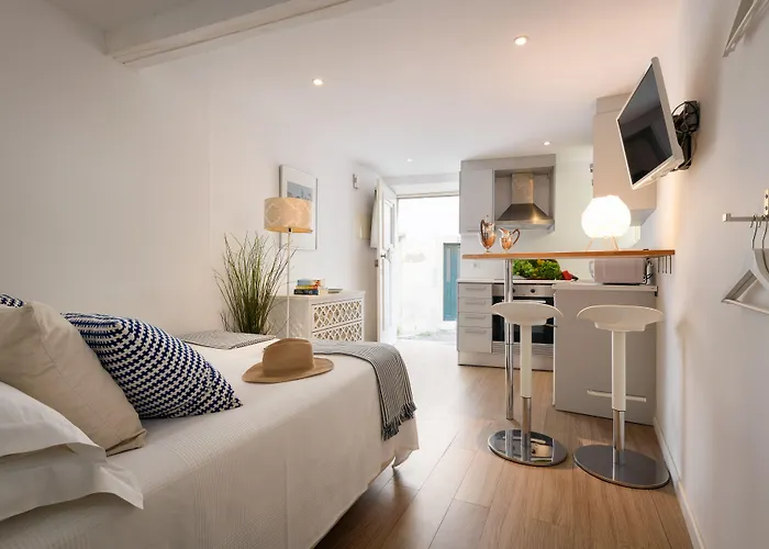 Alfama Yellow House Apartment